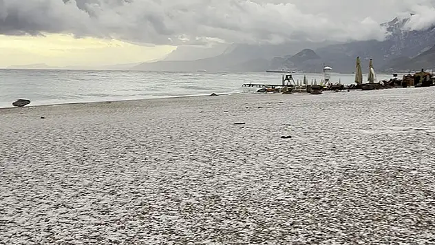 Antalya 15 dakikada kışı yaşadı, Konyaaltı Sahili beyaza büründü
