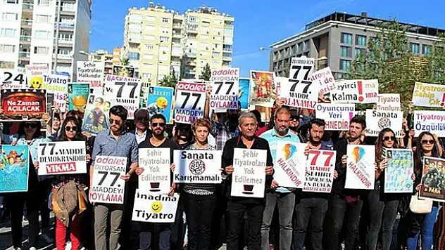 Antalya Büyükşehir Belediyesince sözleşmeleri feshedilen 49 tiyatrocu eylem yaptı