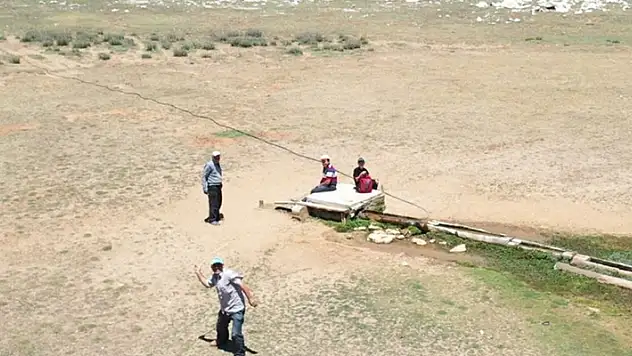 Antalya'da 2 bin 500 rakımlı yaylada drone gören çoban sopa ile drone kovaladı
