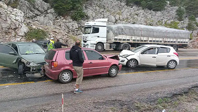 Antalya'da 4 araçlı zincirleme kaza: 5 yaralı

