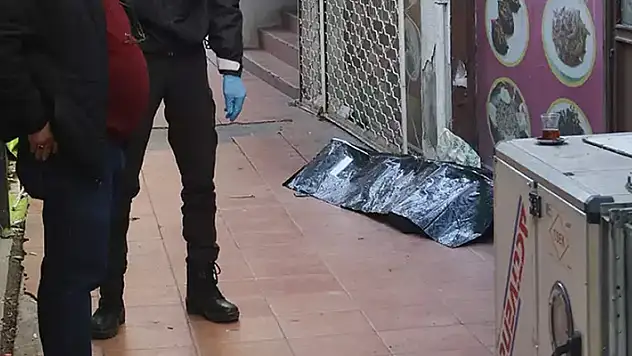 Antalya'da bir kişi kaldırımda ölü bulundu
