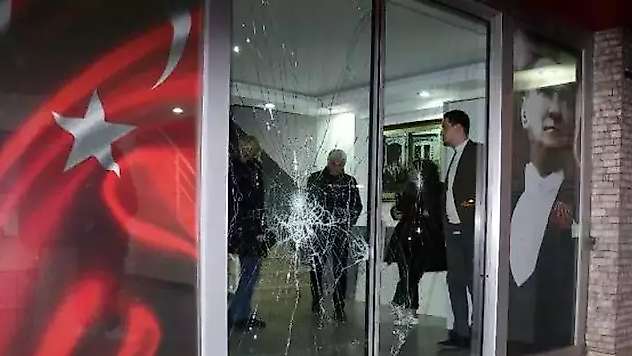 Antalya'da CHP il binasına taşlı saldırı
