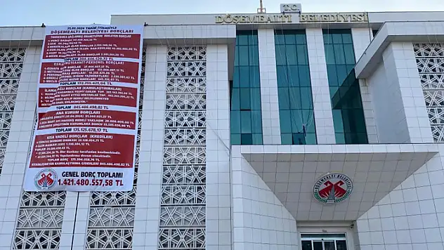 Antalya'da CHP'li belediye, önceki CHP'li yönetimin borçlarını belediye binasına astı
