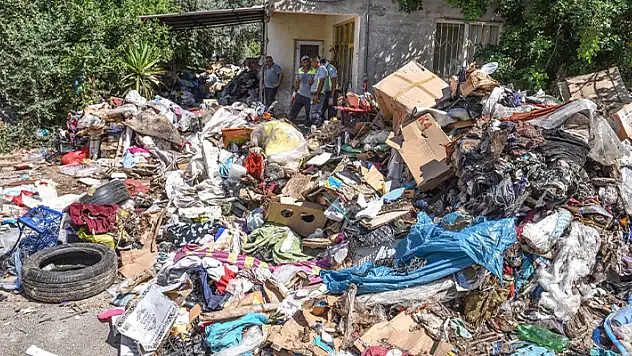 Antalya'da çöp ev operasyonu: 2 evden 12 kamyon çöp çıkarıldı
