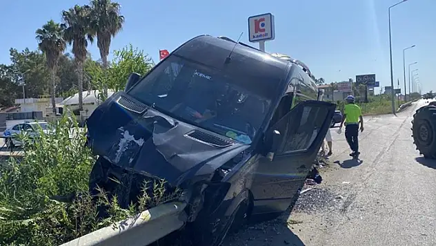 Antalya'da dehşete düşüren kaza: Minibüsün içinden bariyer geçti
