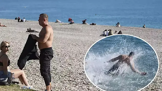 Antalya'da deniz sıcaklığı şaşırttı, sahile inen kendini suya attı
