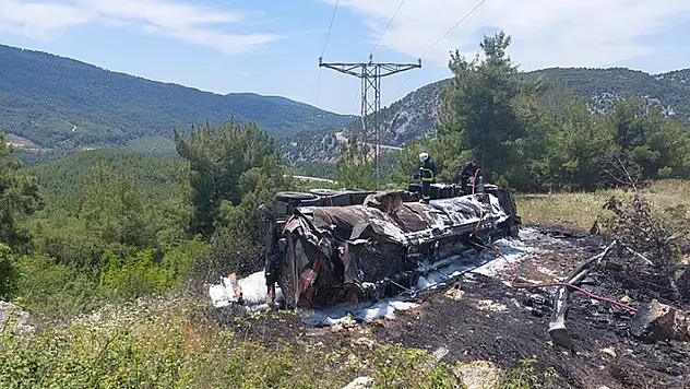 Antalya'da devrilen zift yüklü tırda can pazarı: 2 yaralı
