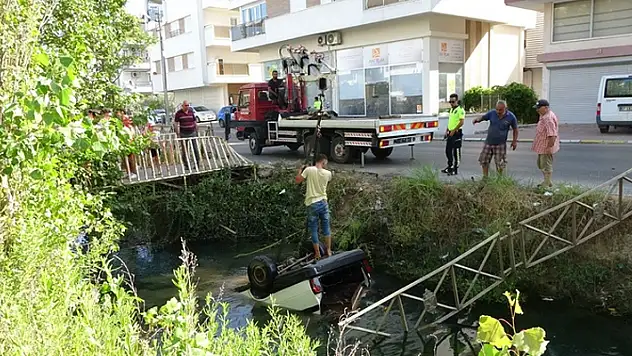 Antalya'da direksiyon başında uyuyan sürücü takla atıp sulama kanalına düştü!
