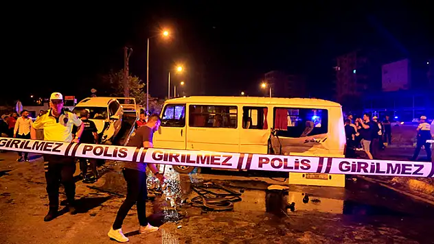 Antalya'da düğün dönüşü feci kaza: 22 yaralı
