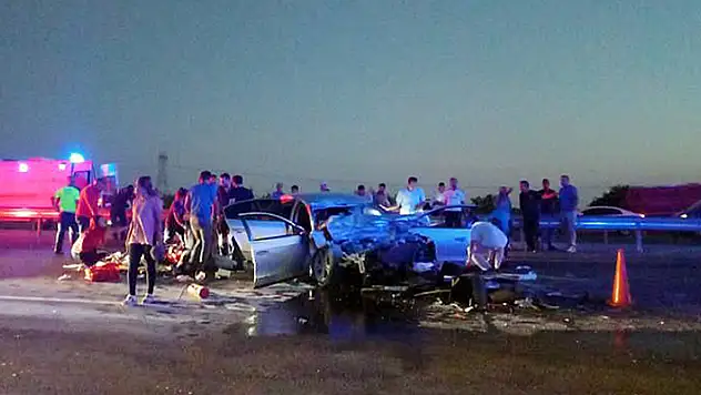 Antalya'da düğüne giden ailenin otomobili, su tankerine çarptı: 1'i bebek, 3 ölü
