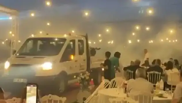 Antalya'da düğünü sivrisinek bastı ilaçlama ekibi yardıma koştu 