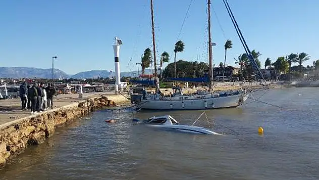 Antalya'da fırtına! Ağaçlar devrildi, tekne battı