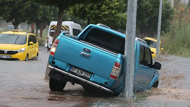 Antalya'da fırtına hastane dış kaplamasını söktü, ağaçları devirip, tekneleri beşik gibi salladı
