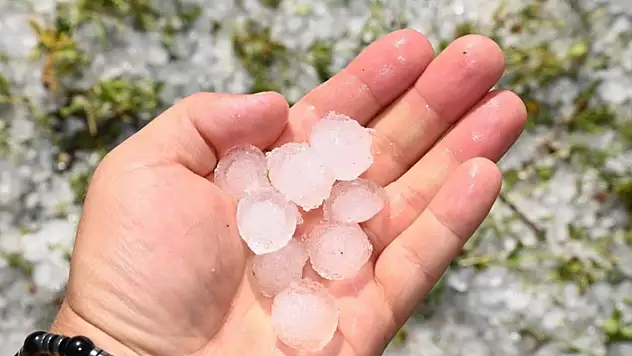 Antalya'da fırtına ve dolu tarım alanlarını vurdu
