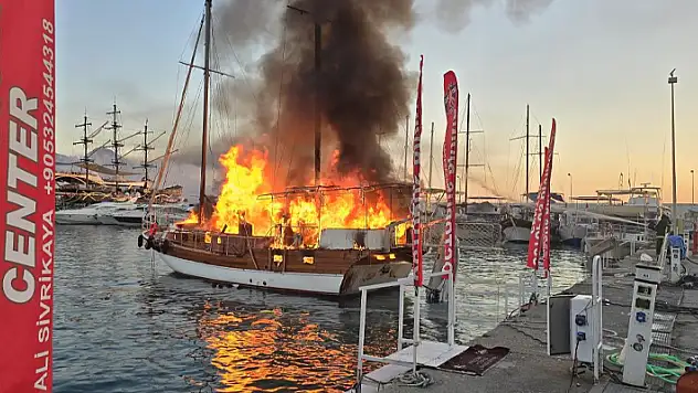 Antalya'da gezi teknesi yandı

