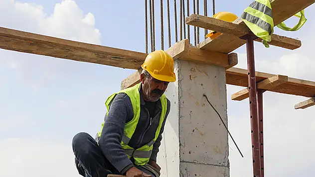 Antalya'da günlüğü 3 bin liraya inşaat işçisi bulunamıyor
