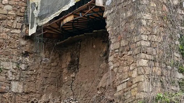 Antalya'da hayatı felç eden sağanak, tarihi surları da yıktı