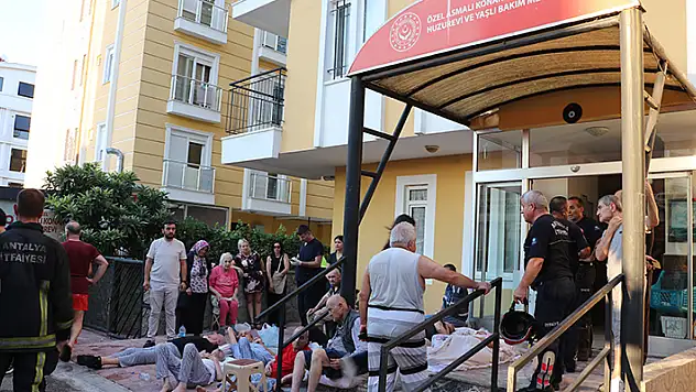 Antalya'da huzurevinde çıkan yangın korkuttu 3 kişi dumandan etkilendi