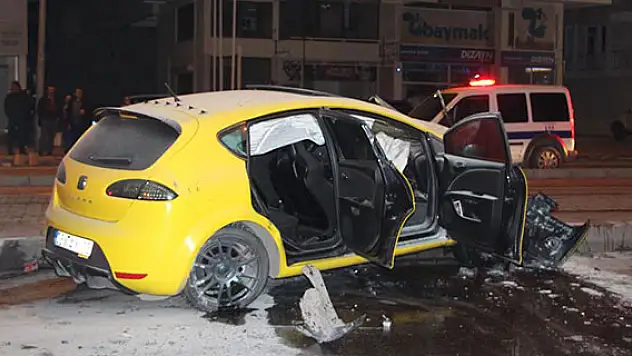 Antalya'da iki otomobil çarpıştı: 4 yaralı