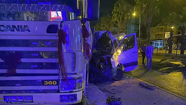 Antalya'da kamyona çarpan tur minibüsündeki 1 turist öldü, 11 kişi yaralandı
