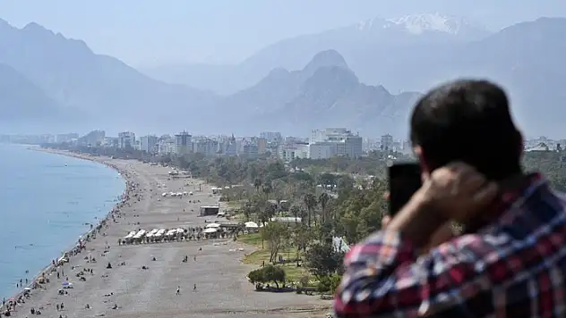 Antalya'da kar manzaralı 32 derece, sahilleri yaza döndürdü
