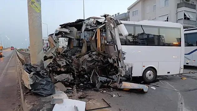Antalya'da korkunç kaza: 1 ölü, 20 yaralı
