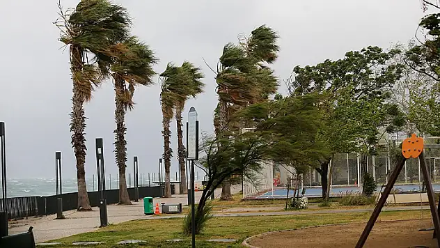Antalya'da kuvvetli rüzgar ve yağış etkili oluyor
