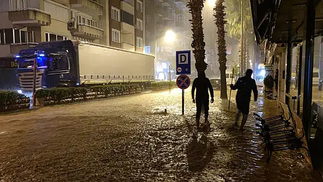 Antalya'da kuvvetli yağış sele neden oldu
