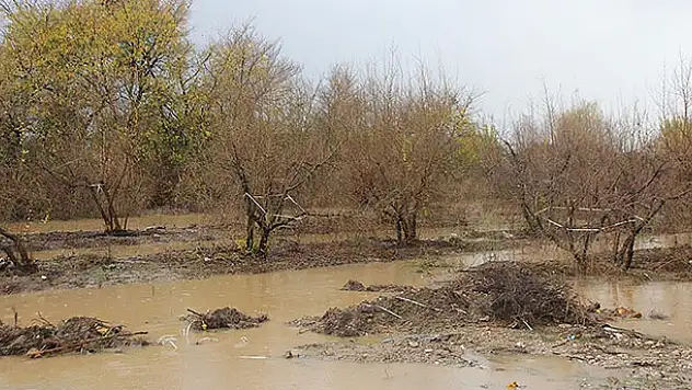 Antalya'da kuvvetli yağış su baskınlarına yol açtı