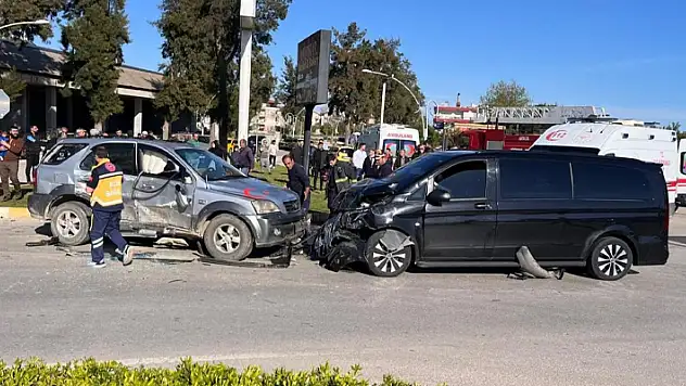 Antalya'da minibüsle cip çarpıştı: 12 yaralı

