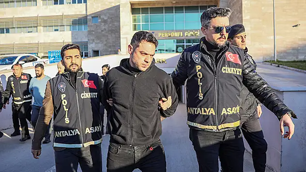 Antalya'da motokurye ile baldızını öldüren şüpheli, eşi ve arkadaşıyla birlikte adliyeye sevk edildi

