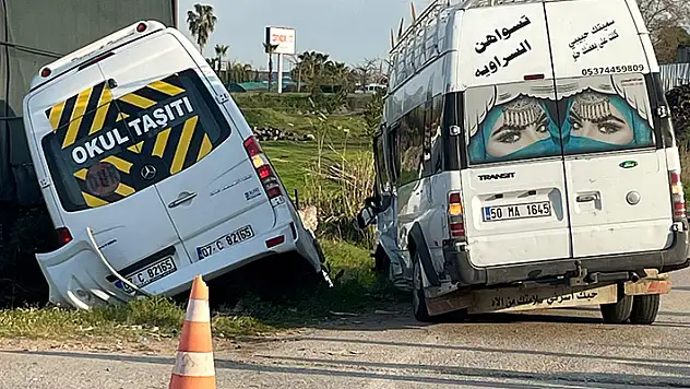 Antalya'da öğrenci ve işçi servis minibüsleri çarpıştı: 9 yaralı
