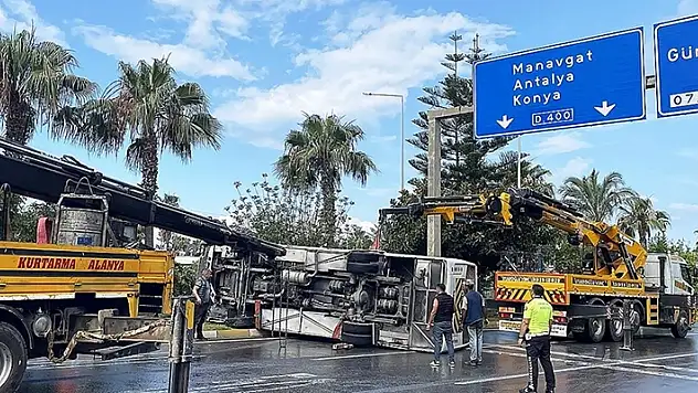 Antalya'da otel çalışanlarını taşıyan midibüsün devrildiği kazada 13 kişi yaralandı