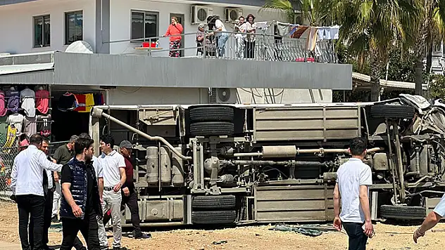 Antalya'da otel servisi ile otomobil çarpıştı, 29 kişi yaralandı