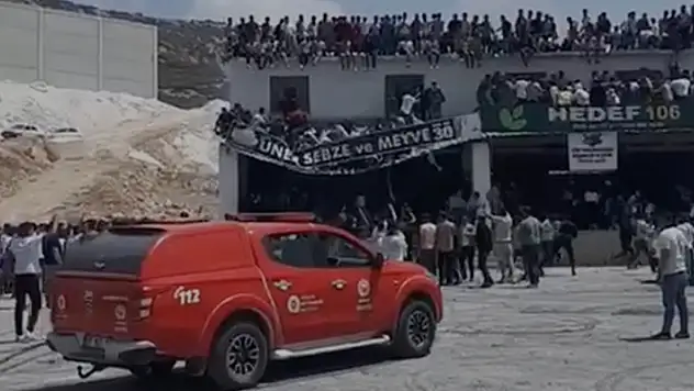 Antalya'da otomobil fuarında vatandaşların üzerine çıktığı tente çöktü

