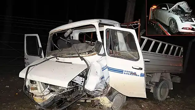 Antalya'da otomobil ile kamyonet kafa kafaya çarpıştı: 1 ölü, 2 yaralı
