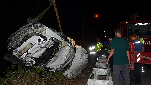 Antalya'da otomobil, şarampole uçtu: 2 ölü

