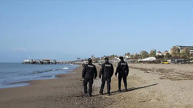 Antalya'da polis ekipleri cansız bedenlerin vurduğu sahillerde devriye geziyor
