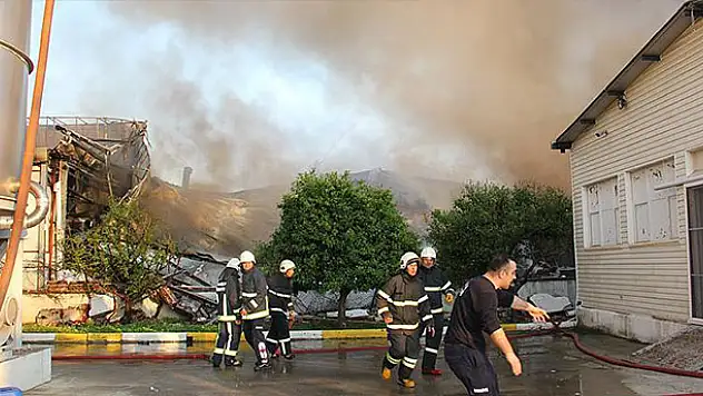 Antalya'da polyester fabrikasında yangın çıktı