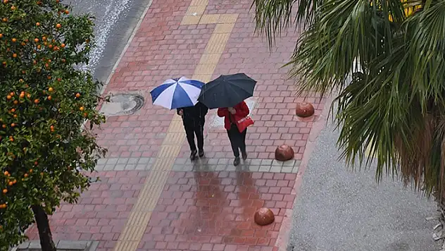 Antalya'da sağanak hayatı olumsuz etkiledi
