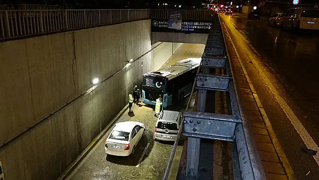 Antalya'da sağanak sonrası trafiğe kapatılan tünelde bir de otobüs mahsur kaldı

