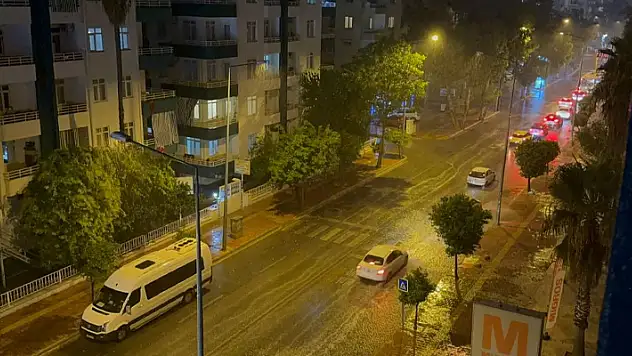 Antalya'da sağanak ve fırtına etkili oldu
