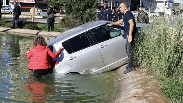 Antalya'da şaşırtan kaza: Otomobil parktaki havuza düştü
