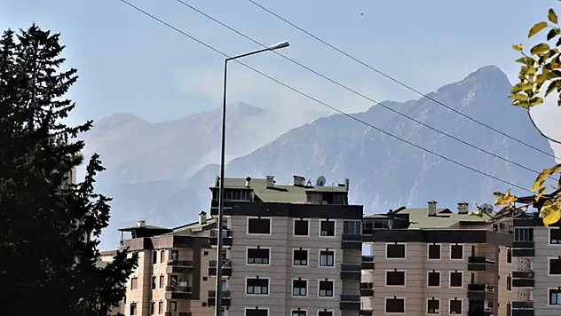 Antalya'da şehir merkezine yakın dağlık alanda yangın
