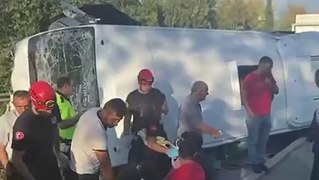 Antalya'da servis aracı kaza yaptı: 1 ölü, 7 yaralı
