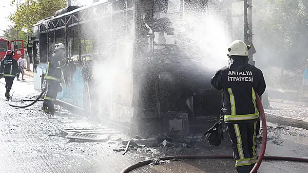 Antalya'da seyir halinde alev alan halk otobüsü küle döndü