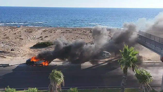 Antalya'da seyir halindeki minibüs yandı
