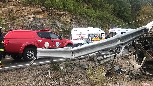 Antalya'da Suriyelilerin bulunduğu minibüs şarampole devrildi