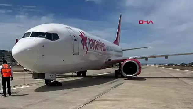 Antalya'da tekeri patlayan uçak ön dikme üzerine indi
