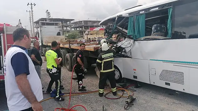 Antalya'da tur midibüsü tıra arkadan çarptı: 1 ölü, Rus uyruklu 5 turist yaralı
